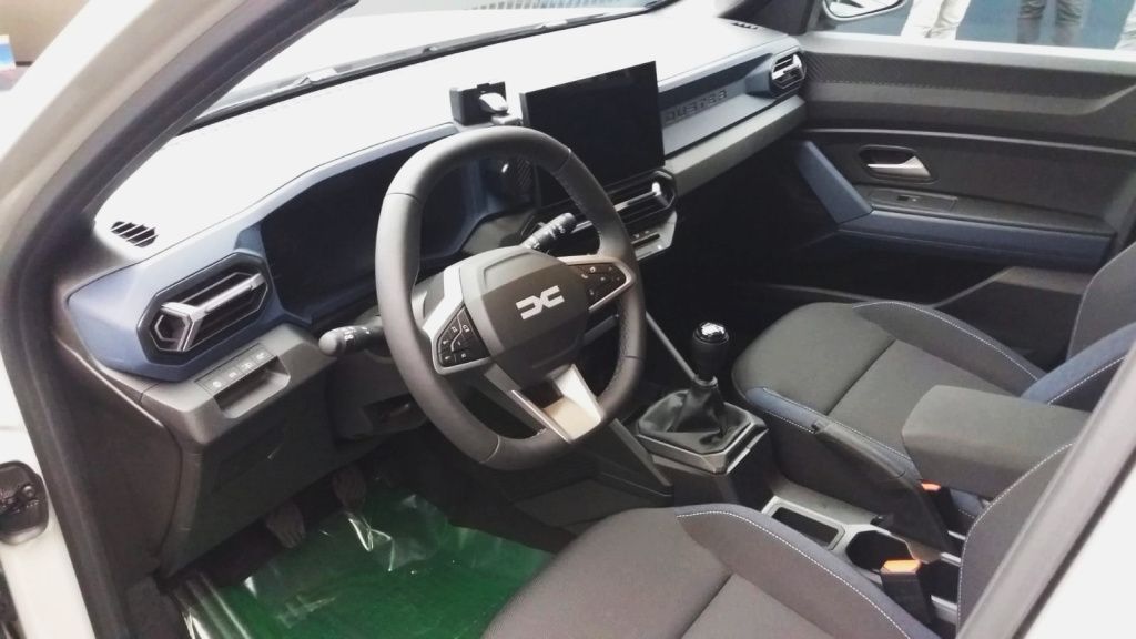 Interiorul cu volanul de origine Renault, dar și ansamblul de ecrane.