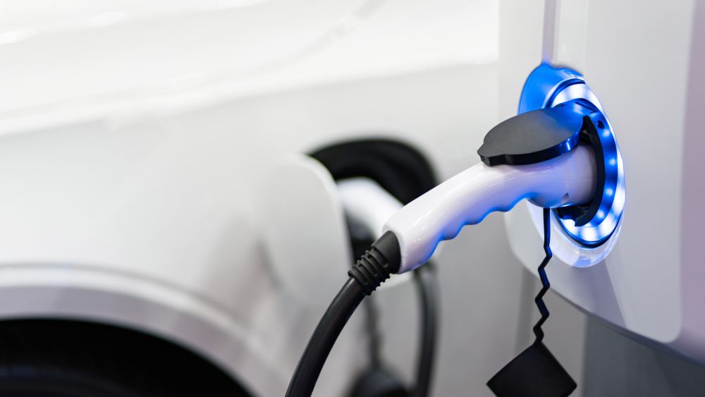 Ce producători auto vor renunța primii la mașinile diesel și pe benzină pentru electrificare