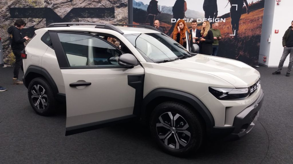 Nivelul de echipare de top Journey are capace ale oglinzilor în culoarea copper, una dintre nuanțele identitare Dacia alături de acel verde de pădure.