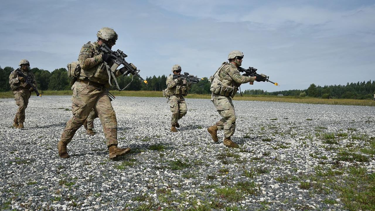 Primul grup de militari ucraineni a ajuns în Marea Britanie pentru instruire