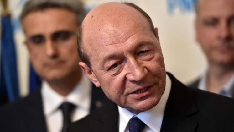 Traian Basescu, catre Gabriela Firea: Decizia ilegala de a organiza un targ in Piata Victoriei este una ticaloasa