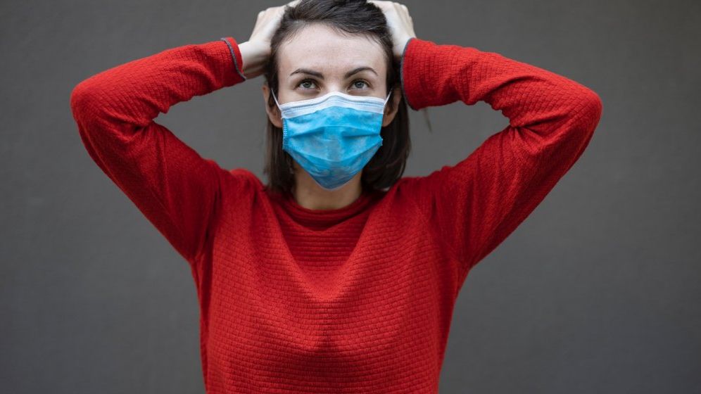 Ce cred românii despre pandemia de coronavirus: câți poartă mască și folosesc gel dezinfectant