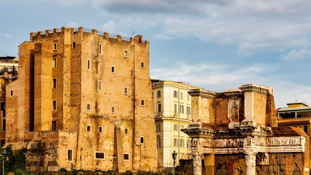 Muncitorul român prins sub dărâmăturile turnului Torre dei Conti, extras de salvatori