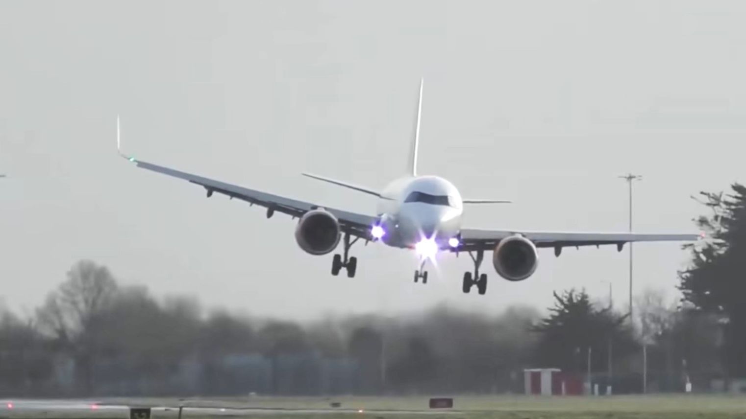 VIDEO viral | Aterizare spectaculoasă în Dublin a unui avion HiSky, compania care vrea să ducă români în SUA