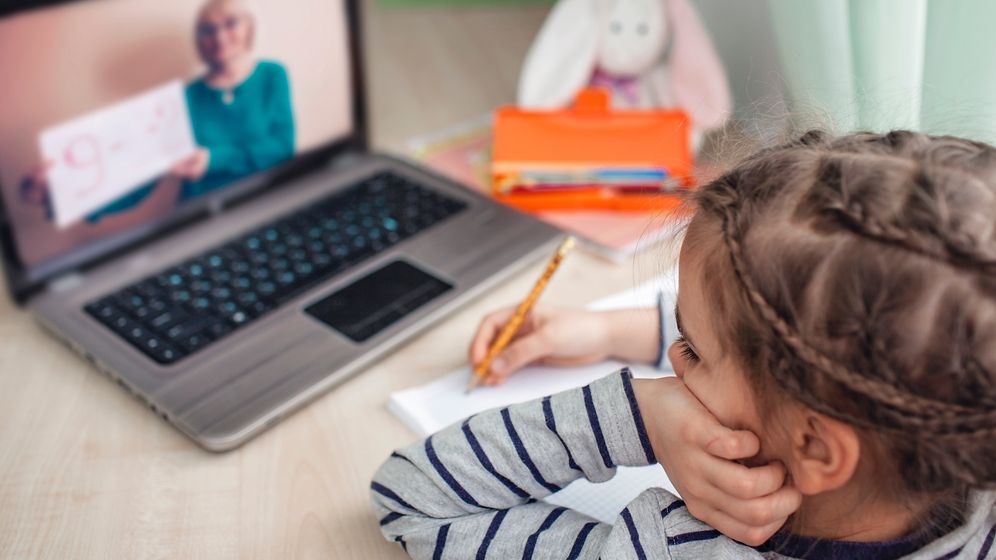 Școala în pandemie: părinții ar putea primi zile libere în cazul suspendării cursurilor