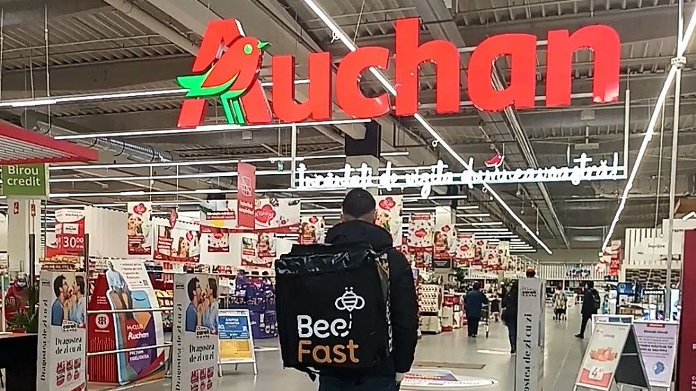 BeeFast și Auchan anunță un parteneriat pentru livrările de proximitate din București și Brașov ale retailerului
