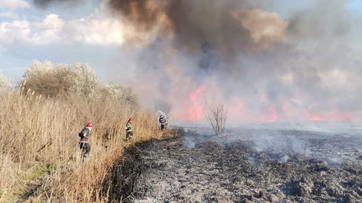 BREAKING: Un sat întreg din Tulcea este evacuat după ce o navă încărcată cu GPL a luat foc