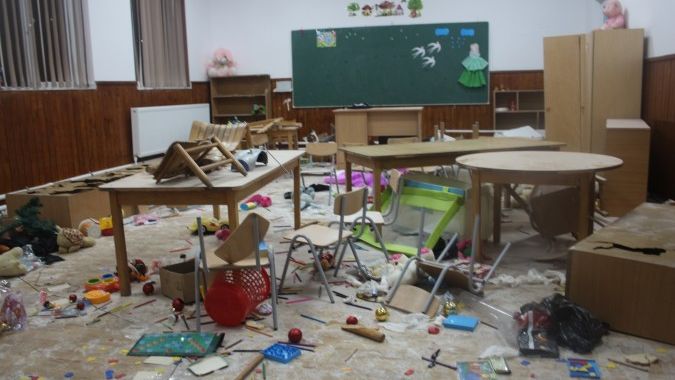 VIDEO Trei elevi din clasele primare au vandalizat scoala din Clejani, judetul Giurgiu. Ei s-au enervat din cauza unei jucarii