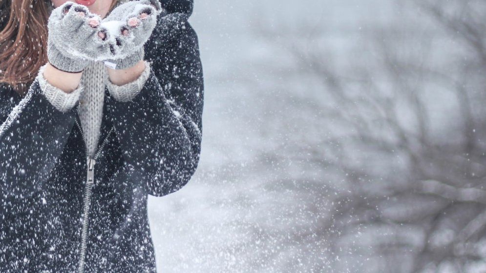 Cod galben de ceaţă și polei în localități din 9 județe. Meteorologii anunță&nbsp;trei zile cu vreme rece, ninsori, vânt<br>