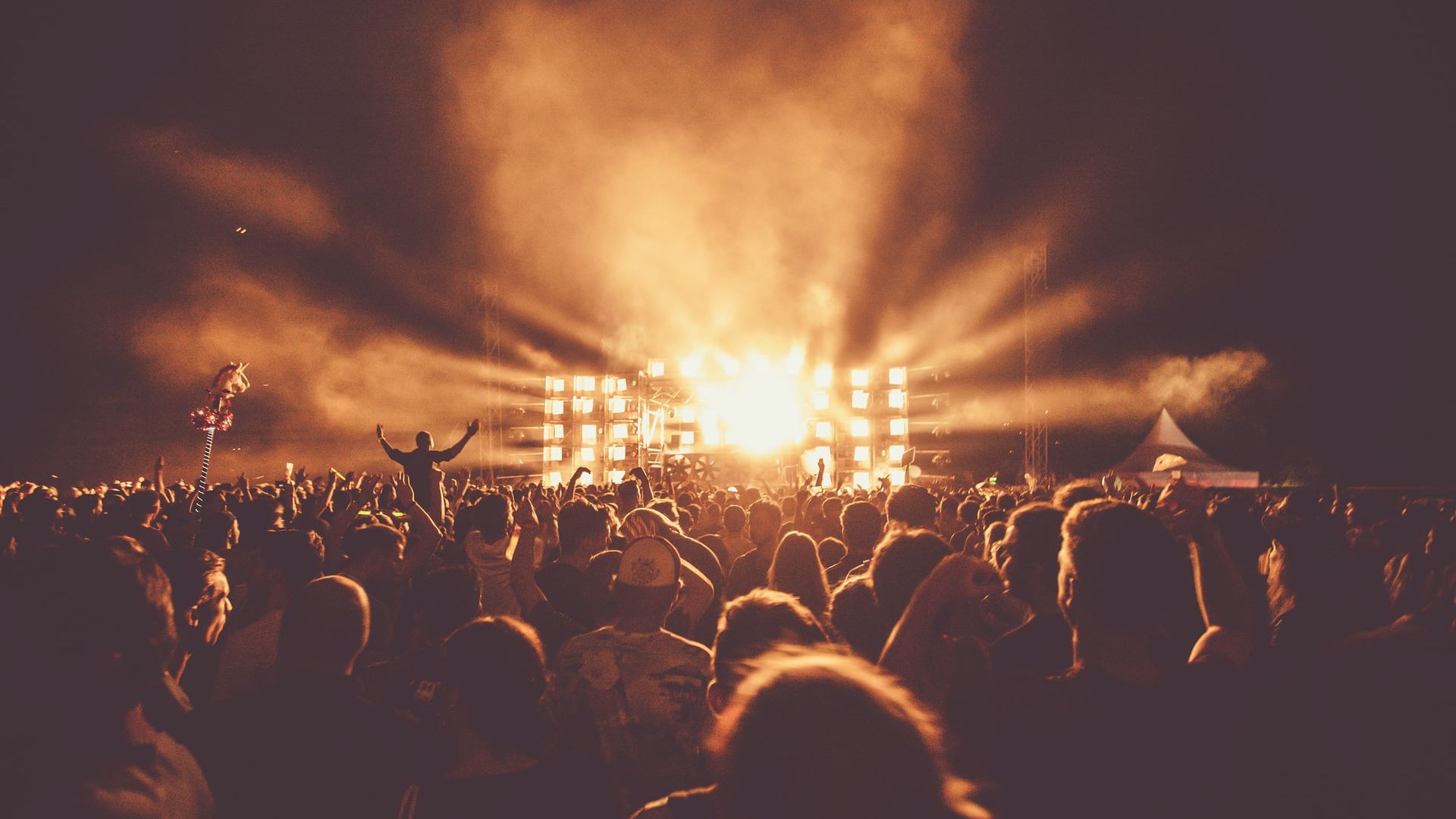 Experiment | 4.000 de fani ai muzicii, invitați la un concert live pentru a studia cum se răspândeşte Coronavirusul