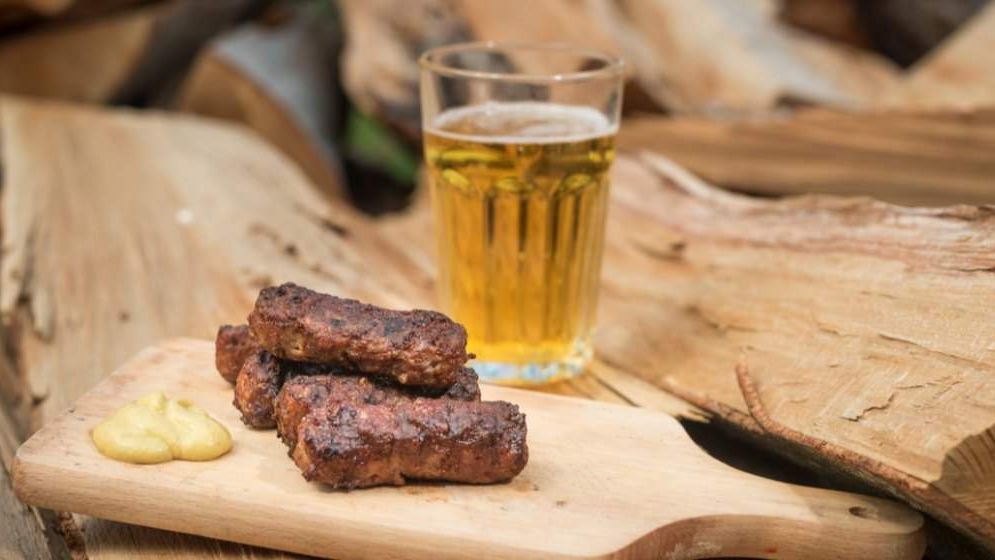 O bancă din România îți dă bani de o caserolă de mici dacă plătești proviziile de grătar cu cardul