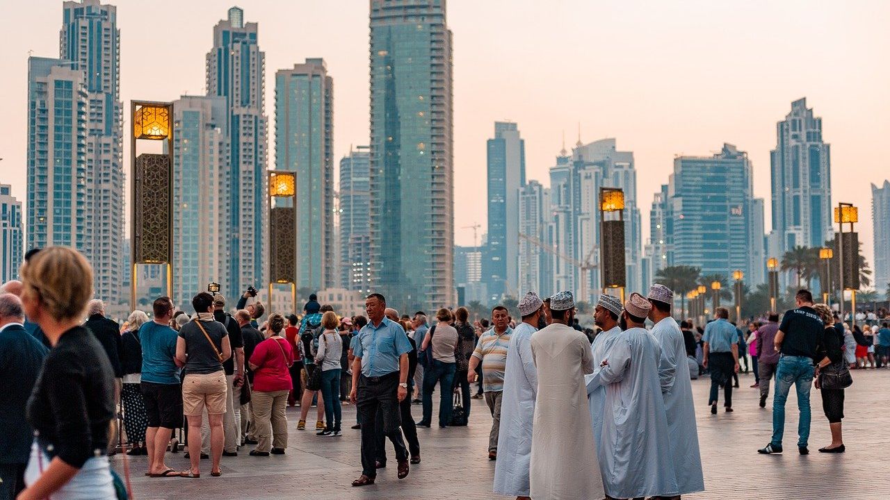 COVID-19 Dubai | Polițiștii vor folosi căști speciale pentru identificarea temperaturii oamenilor din transportul public