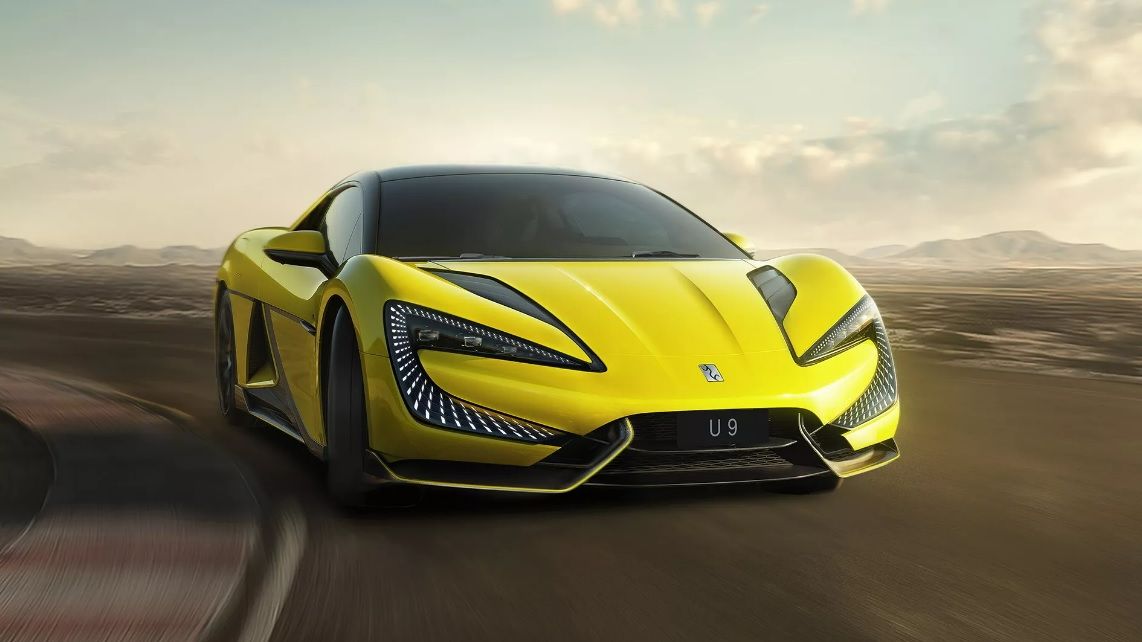 Chinezii de la BYD surprind cu o mașină, cu suspensie „săltăreață”, care merge în trei roți