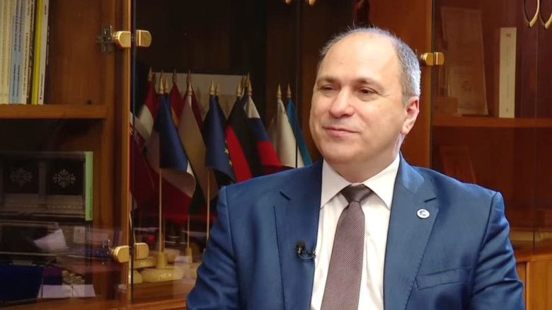Mihai Dimian va lucra fără plată până la finalul mandatului, după incidentul de la dezbaterea despre elevi: "Sper să mă iertaţi, sunt doar un om"
