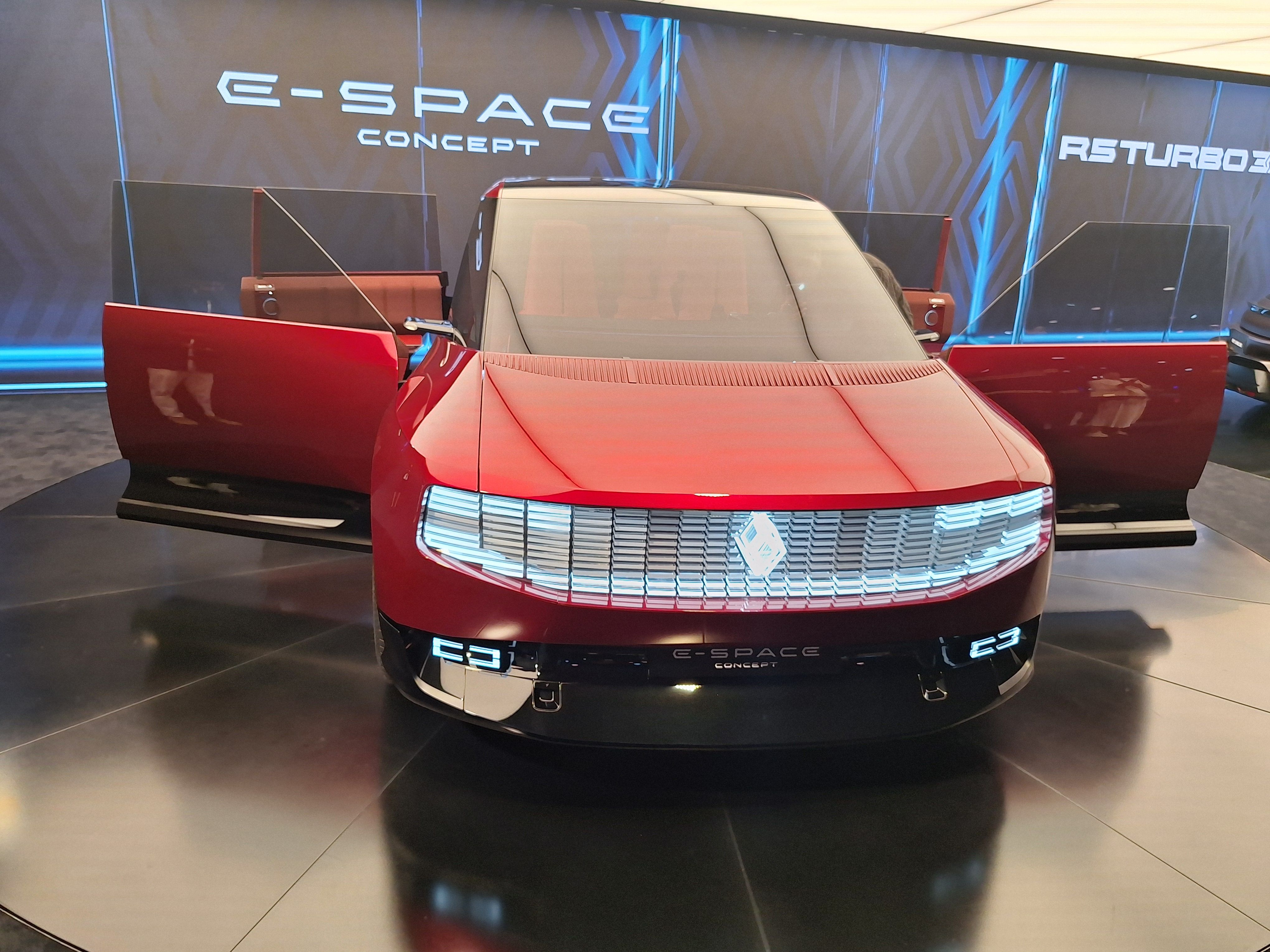 FOTO | Renault ar putea relansa segmentul monovolumelor în era electrică. Ce secrete ascunde conceptul E-Space - Poza 2