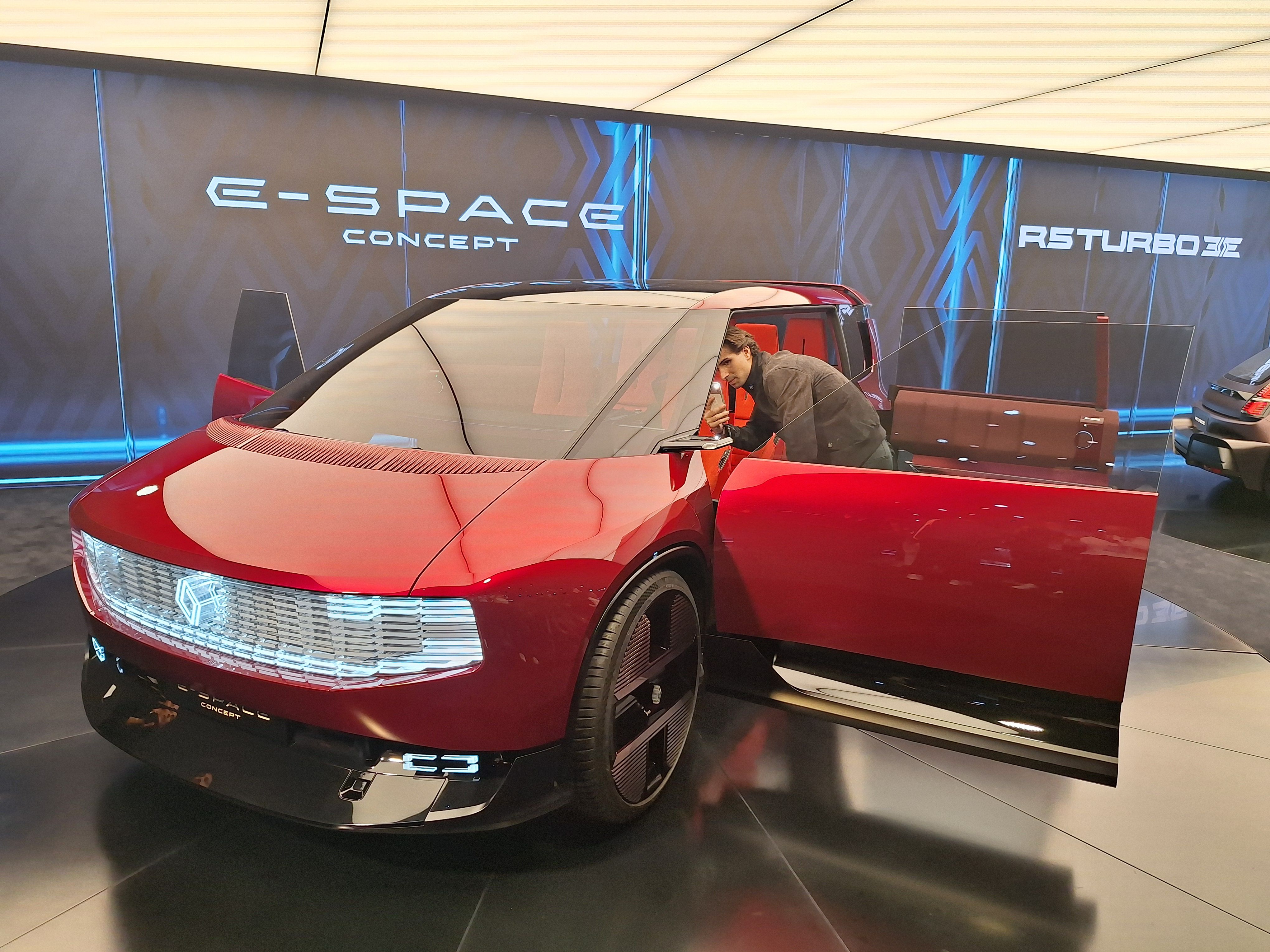 FOTO | Renault ar putea relansa segmentul monovolumelor în era electrică. Ce secrete ascunde conceptul E-Space - Poza 1