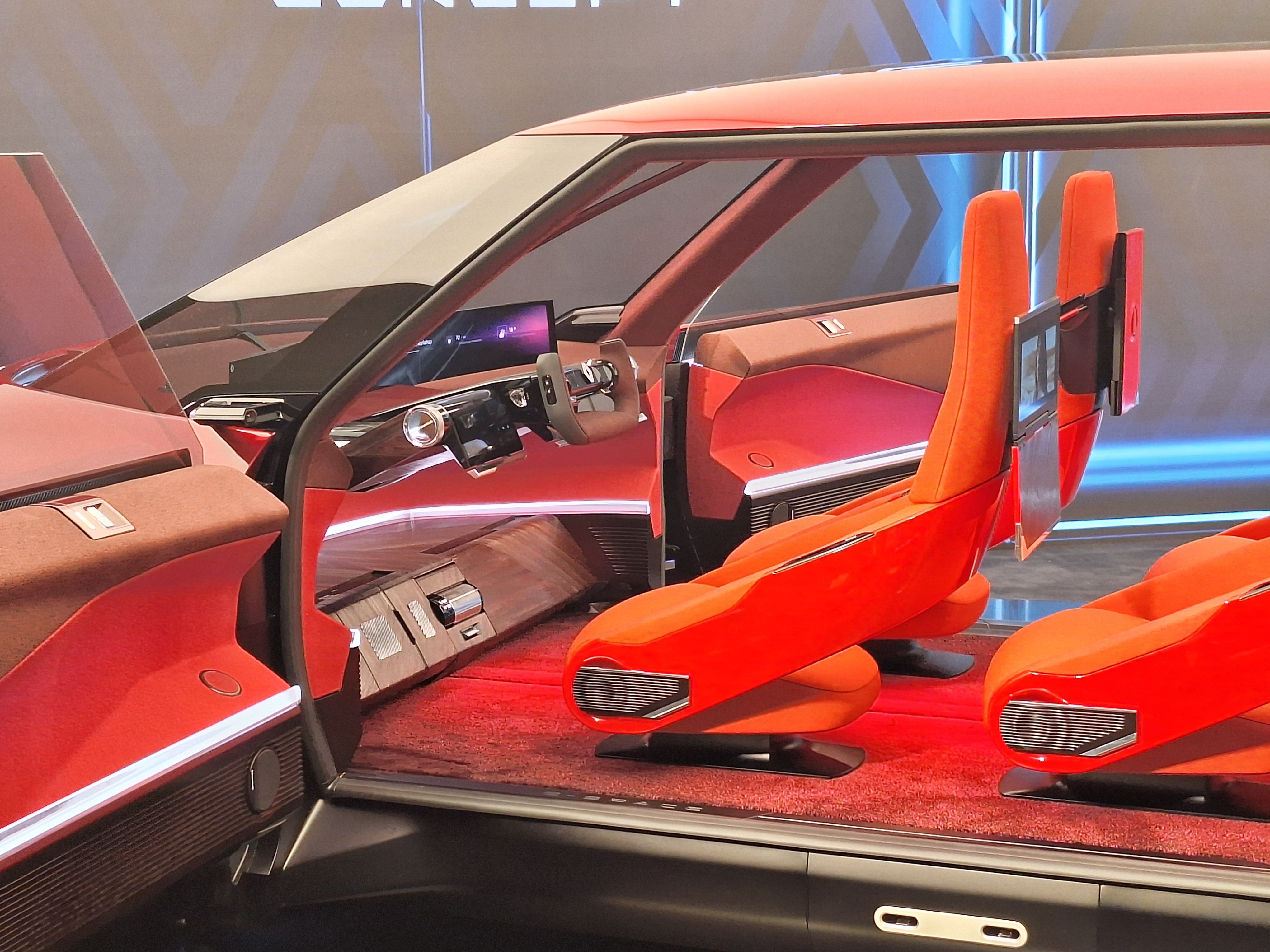 FOTO | Renault ar putea relansa segmentul monovolumelor în era electrică. Ce secrete ascunde conceptul E-Space - Poza 4
