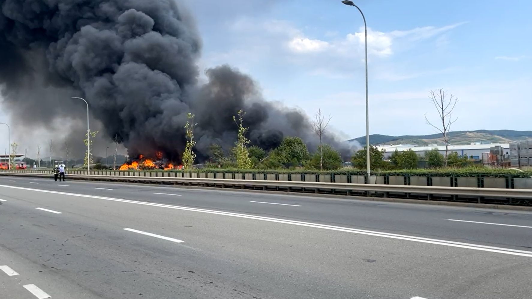 VIDEO | Incendiu de proporții în Alba - au intervenit pompieri din 5 județe