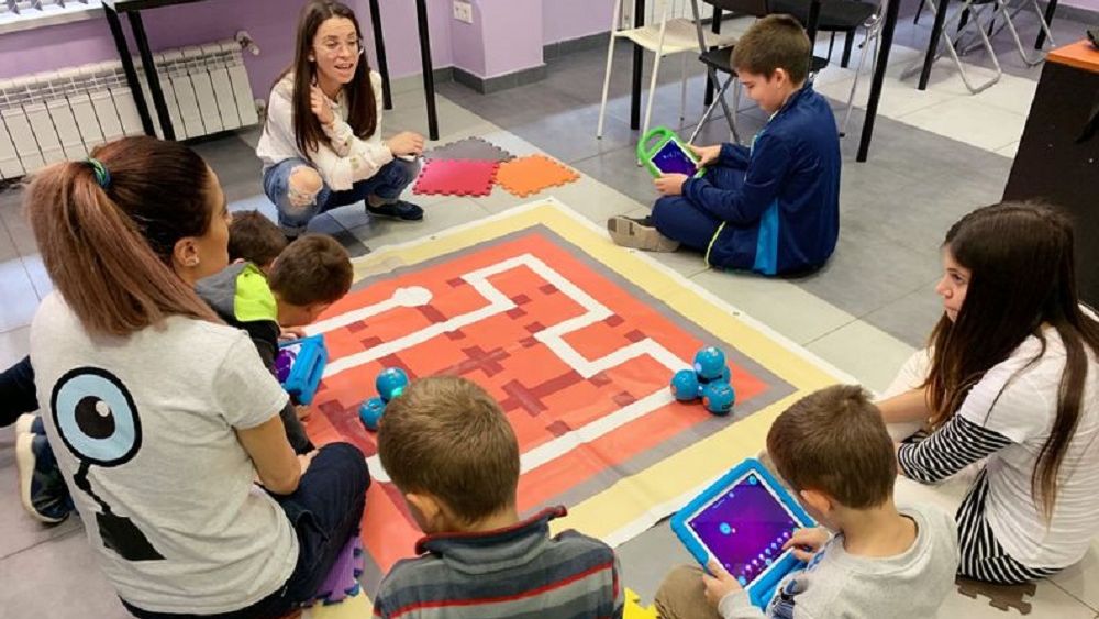 Cum să-ți pregătești copilul pentru meseriile viitorului. Programarea și robotica sunt unele dintre tehnologiile care vor schimba lumea