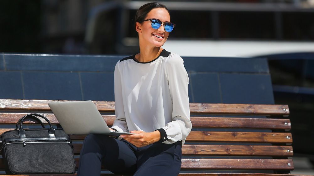 Cum să găsești echilibrul în stilul business casual feminin