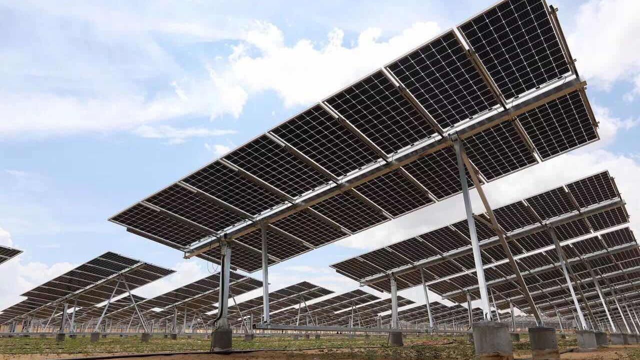 Cel mai mare producător de panouri solare din lume își deschide birou la București. Un fost director român din EnelX, în management