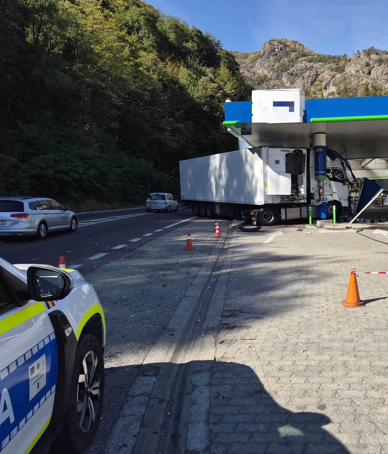 Trafic oprit pe Valea Oltului. Un autocamion a avariat o pompă de carburant