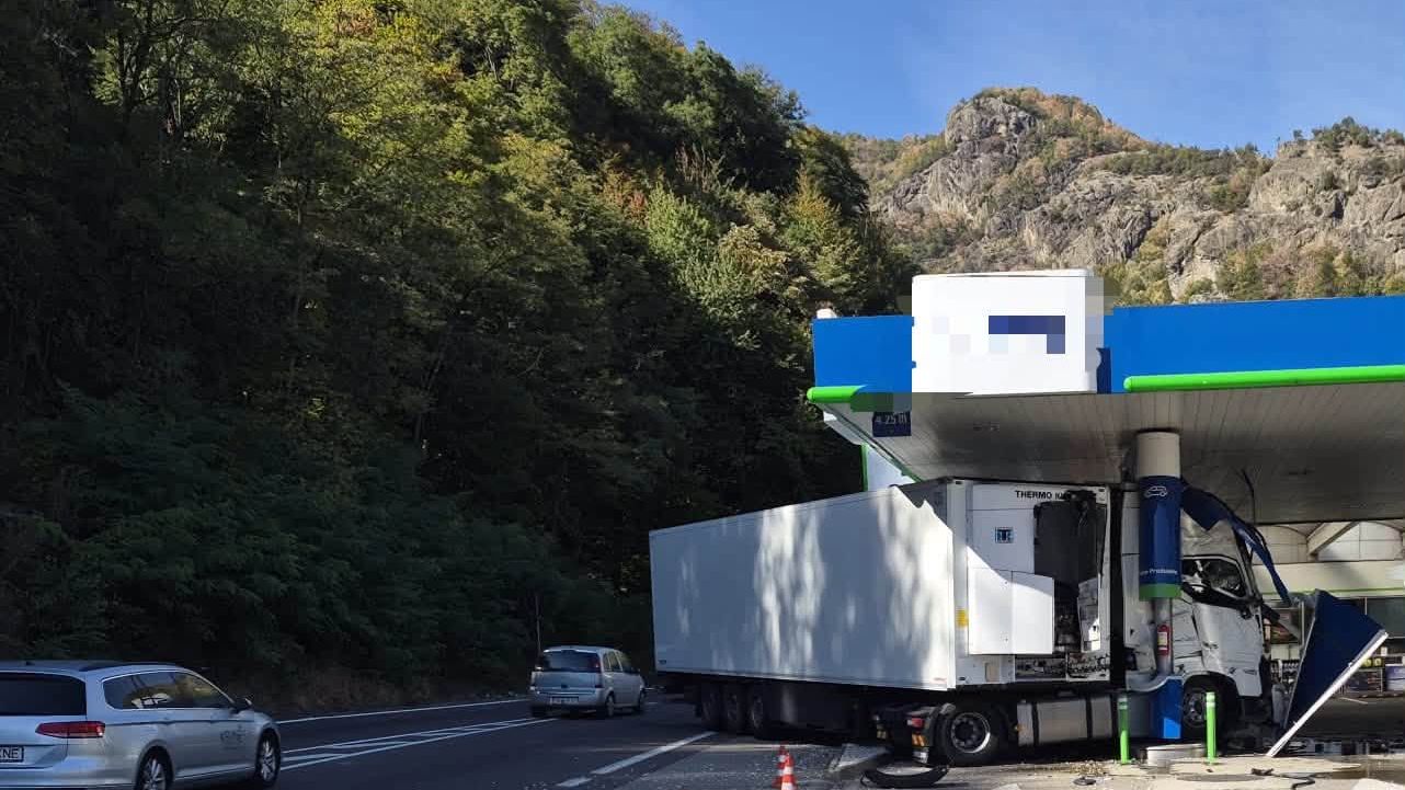 Trafic oprit pe Valea Oltului. Un autocamion a avariat o pompă de carburant