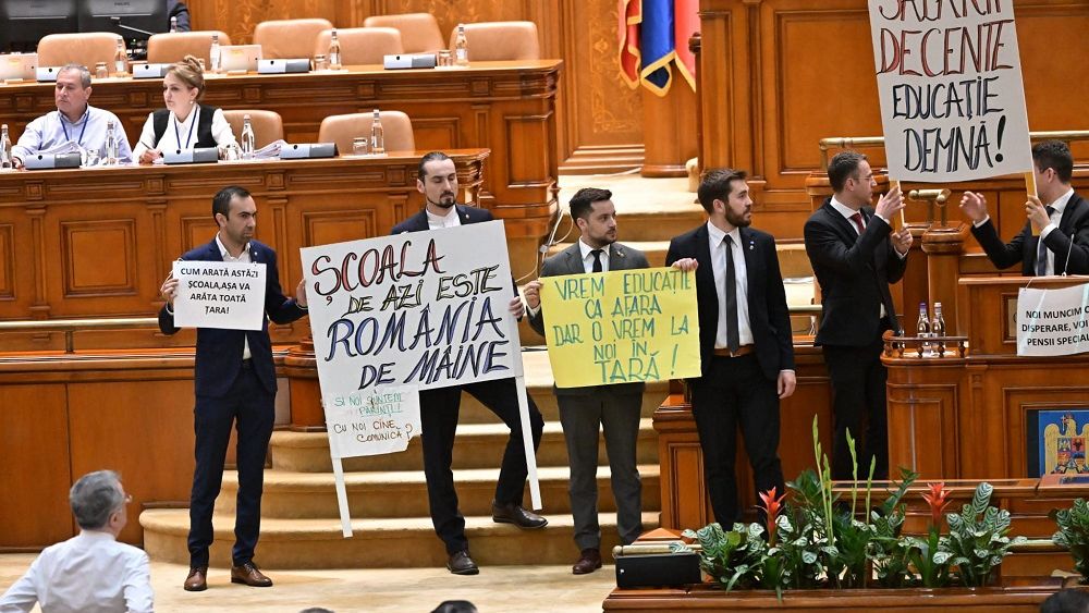 Pancartele profesorilor, aduse în Parlament: „Vrem educație ca afară, dar o vrem la noi în țară”