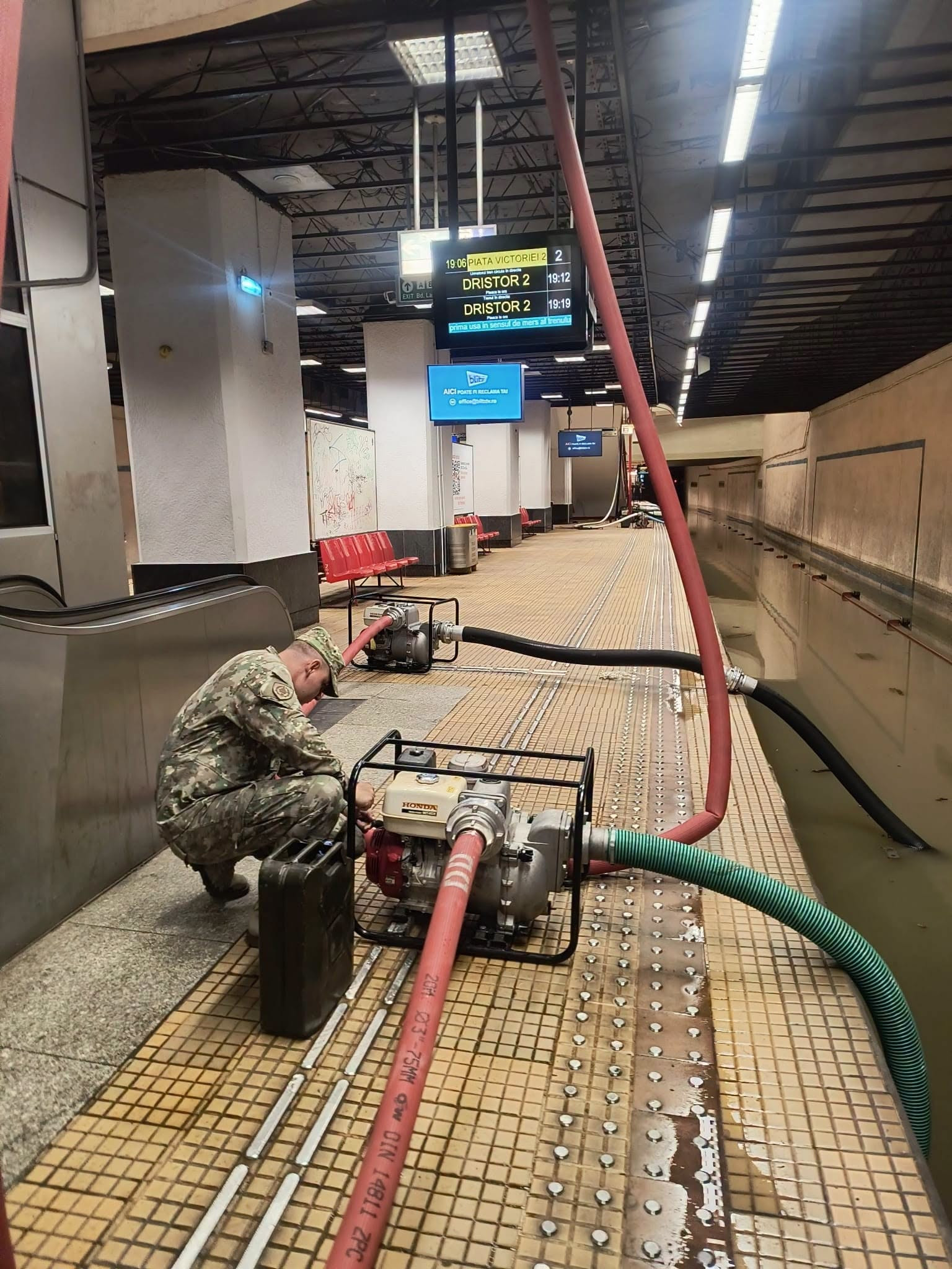 Continuă acțiunea de evacuare a apei de la metrou: Armata României intervine cu motopompe