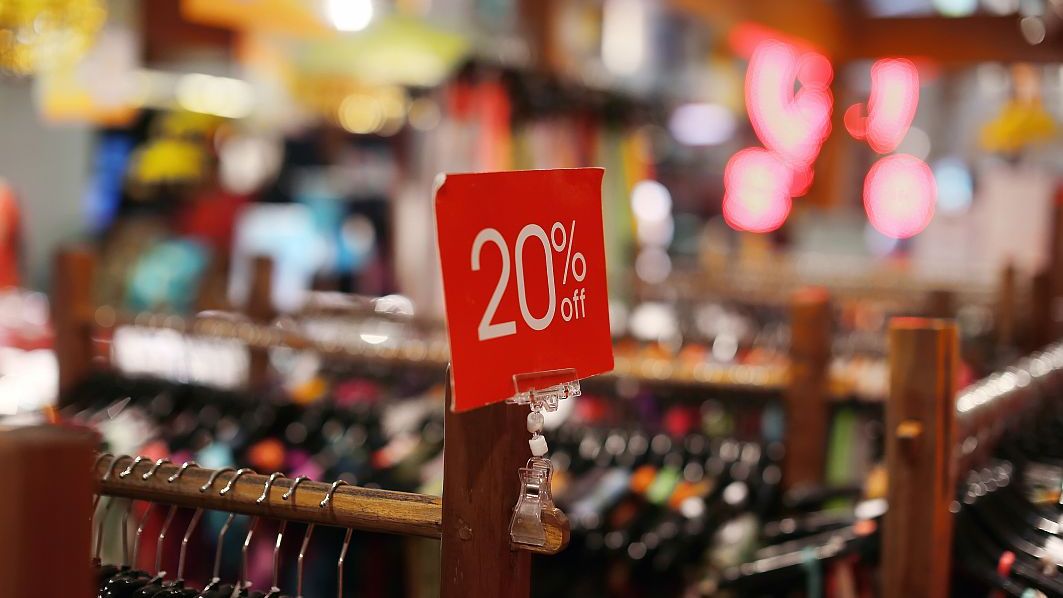 Adio, reduceri false! Comercianții, obligați să afișeze prețul inițial de la care se face discount