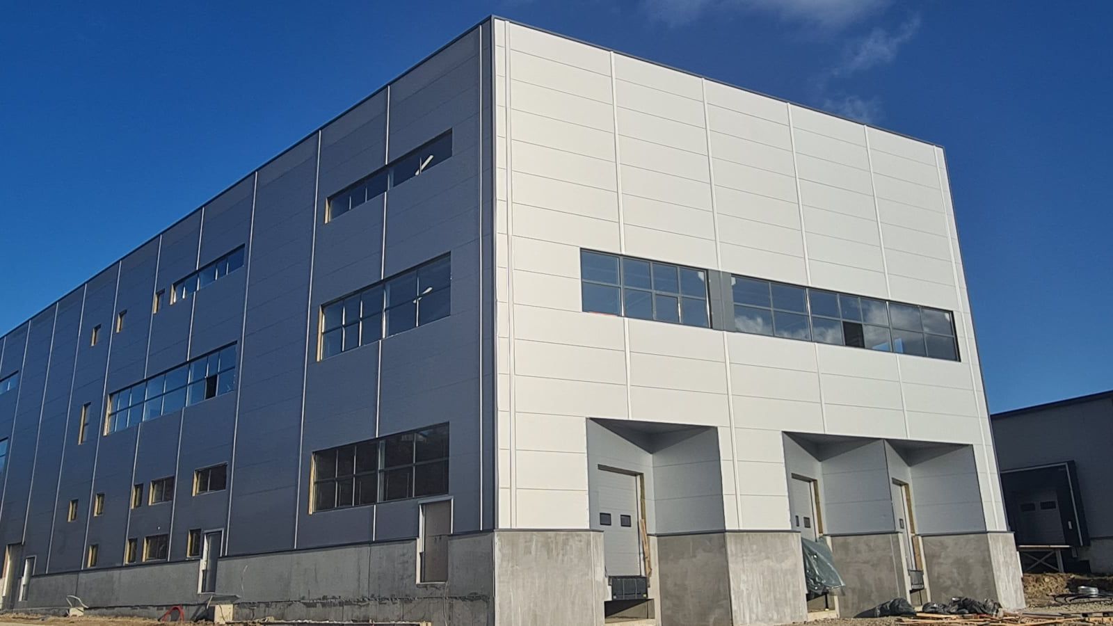 O companie de mobilă din România a început montarea unei centrale electrice fotovoltaice