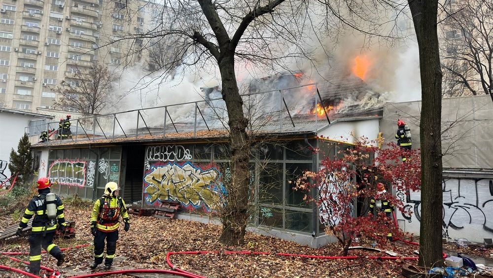Incendiu în centrul Capitalei, la fostul restaurant Mărul de Aur