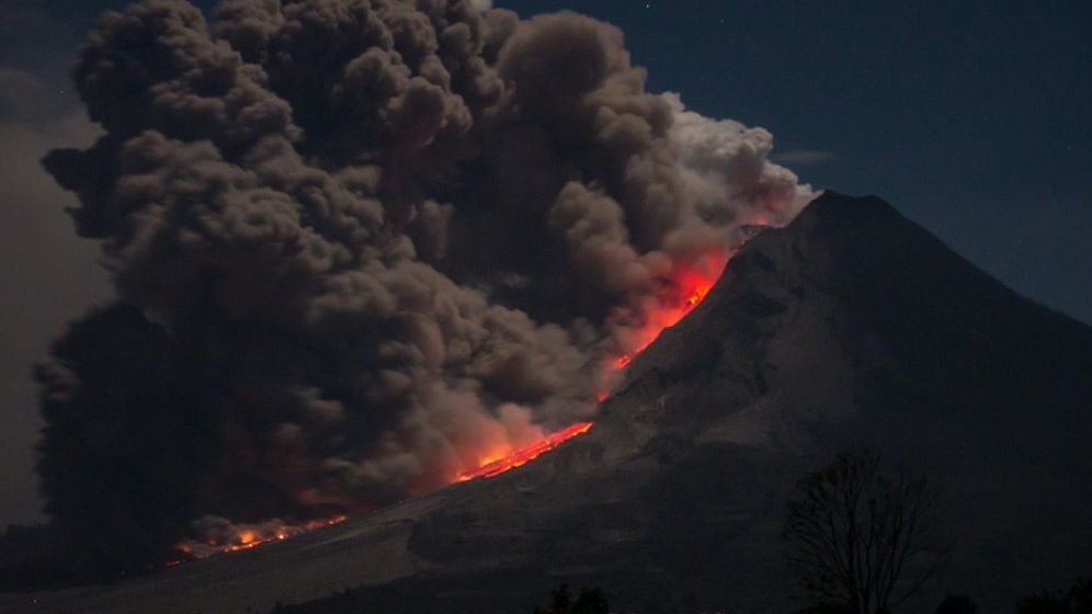 Rusia: Erupție puternică a unui vulcan în Kamceatka - coloana de cenușă a ajuns la 10 km altitudine
