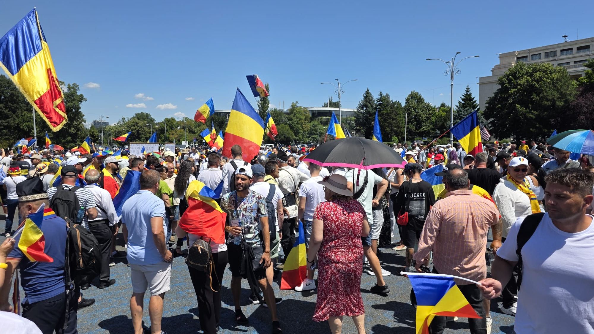 Protest în Piața Victoriei: sute de persoane scandează împotriva Guvernului Bolojan