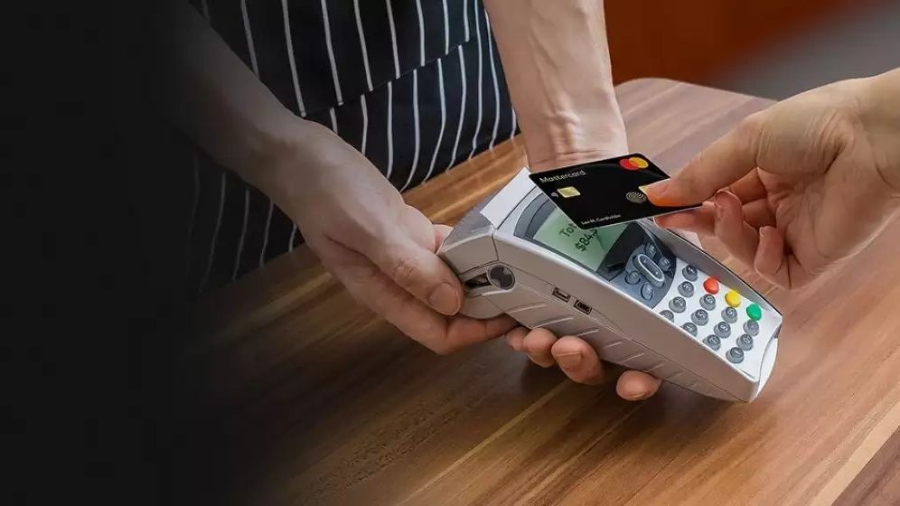 Mastercard furnizează o soluție IT ce permite plata contactless pentru curierii DPD