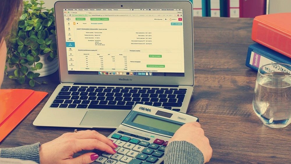 CEZ Vânzare a identificat o fraudă online: clienţii, îndrumaţi să achite facturile în alt cont decât cel al companiei