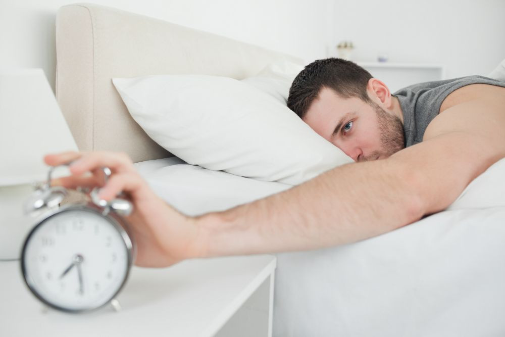 Economia somnului: cât investesc românii în dormitor și cum le influențează productivitatea