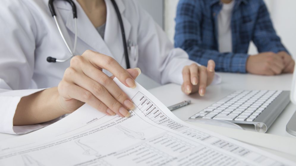 Studiu: 70% dintre români nu știu cum i-ar putea afecta financiar îmbolnăvirea sau un accident
