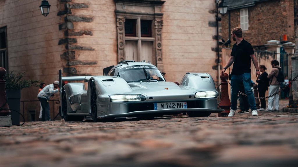 FOTO | Porsche a construit o versiune de stradă a mașinii cu care speră să câștige la Le Mans - Imagine 9