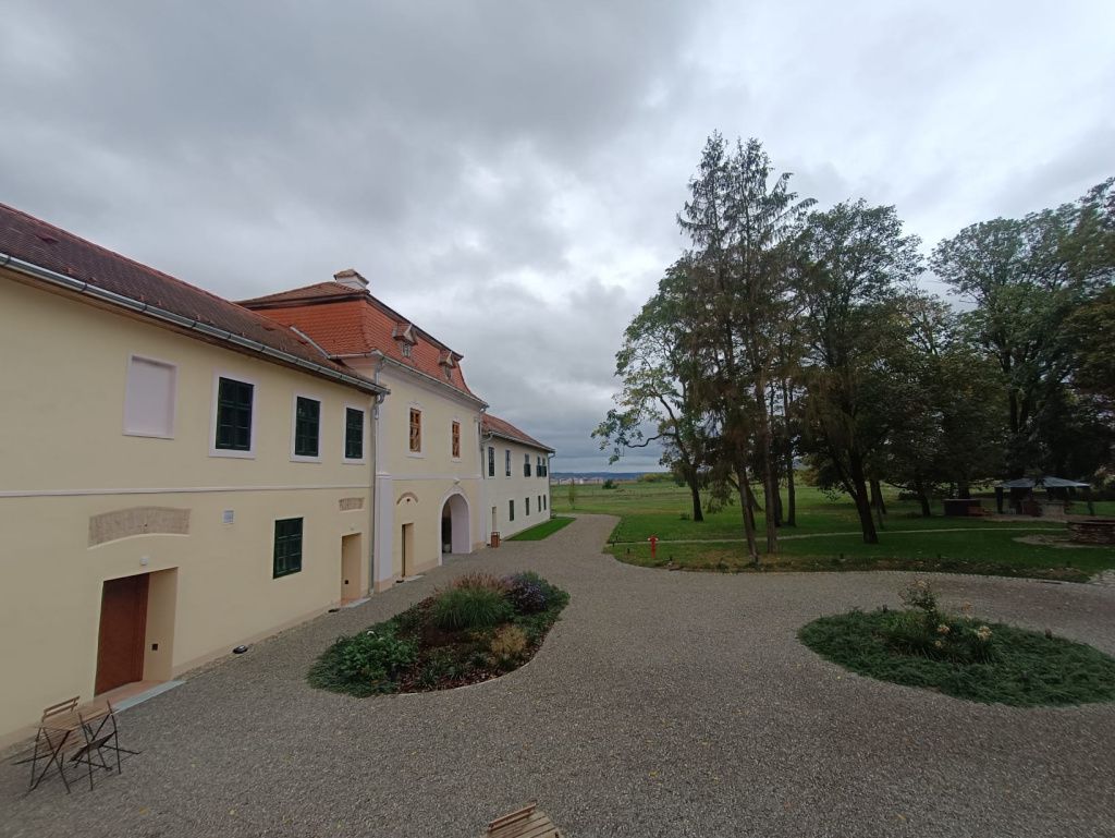 GALERIE FOTO: Magia unui castel ascuns din inima Transilvaniei. Castelul Ugron a fost uitat de lume - Imagine 3