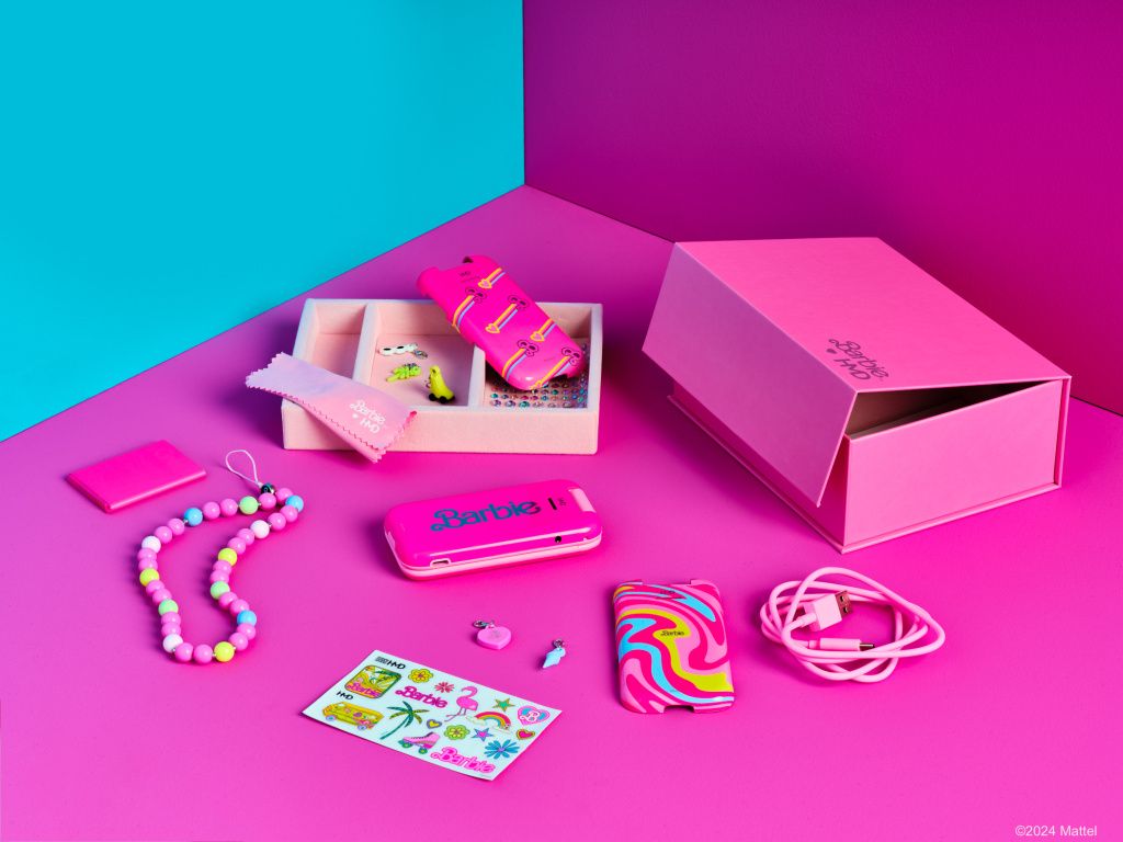 HMD și Mattel au scos pe piață telefonul Barbie, un model retro cu clapetă - Imagine 12