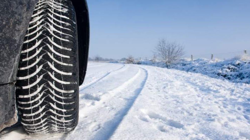 Cod Rutier: poti fi amendat pe un drum cu zapada chiar daca ai anvelope de iarna
