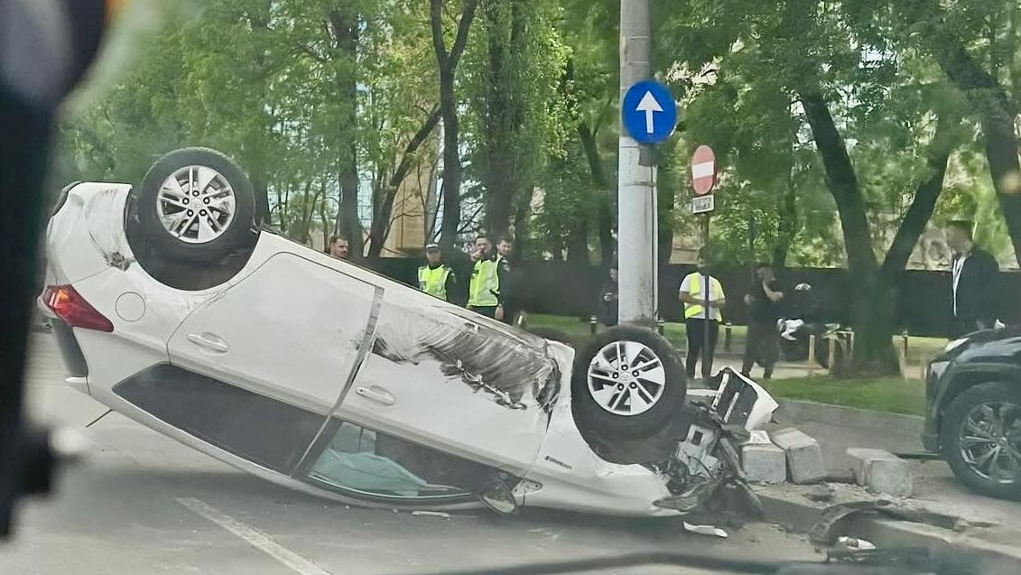 Mașină răsturnată într-un accident în București. Unul dintre șoferi tocmai părăsise scena unui alt acroșaj