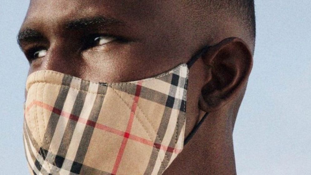 Burberry lansează o mască de protecție anti- Covid-19. Cât costă