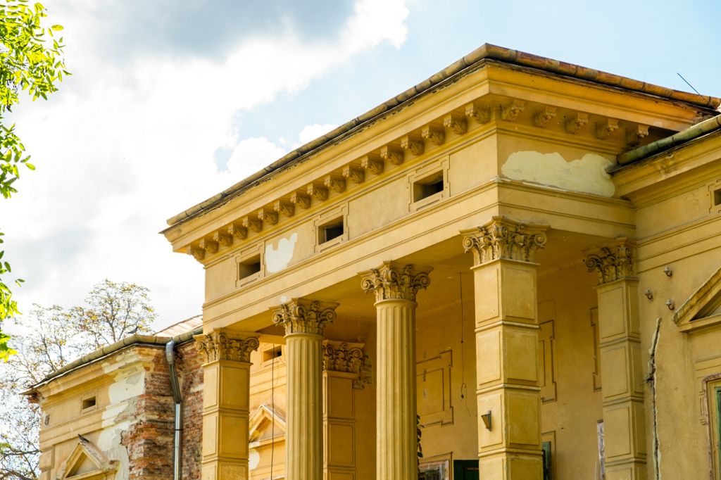 Castel de peste 200 de ani cu teren de 11 hectare, scos la vânzare pentru 770.000 de euro - Imagine 1