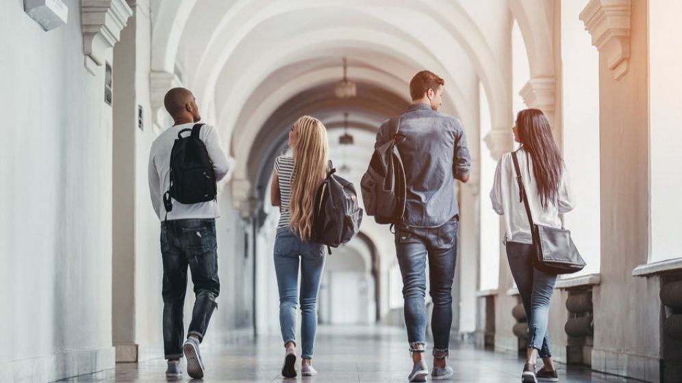 Bătaie pe locuri la SNSPA: Opt candidați pe un loc la programul fără taxă