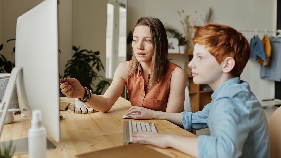 Sondaj SuperTeach: Părinții vor ca învățarea online să fie continuată după întoarcerea copiilor la școală