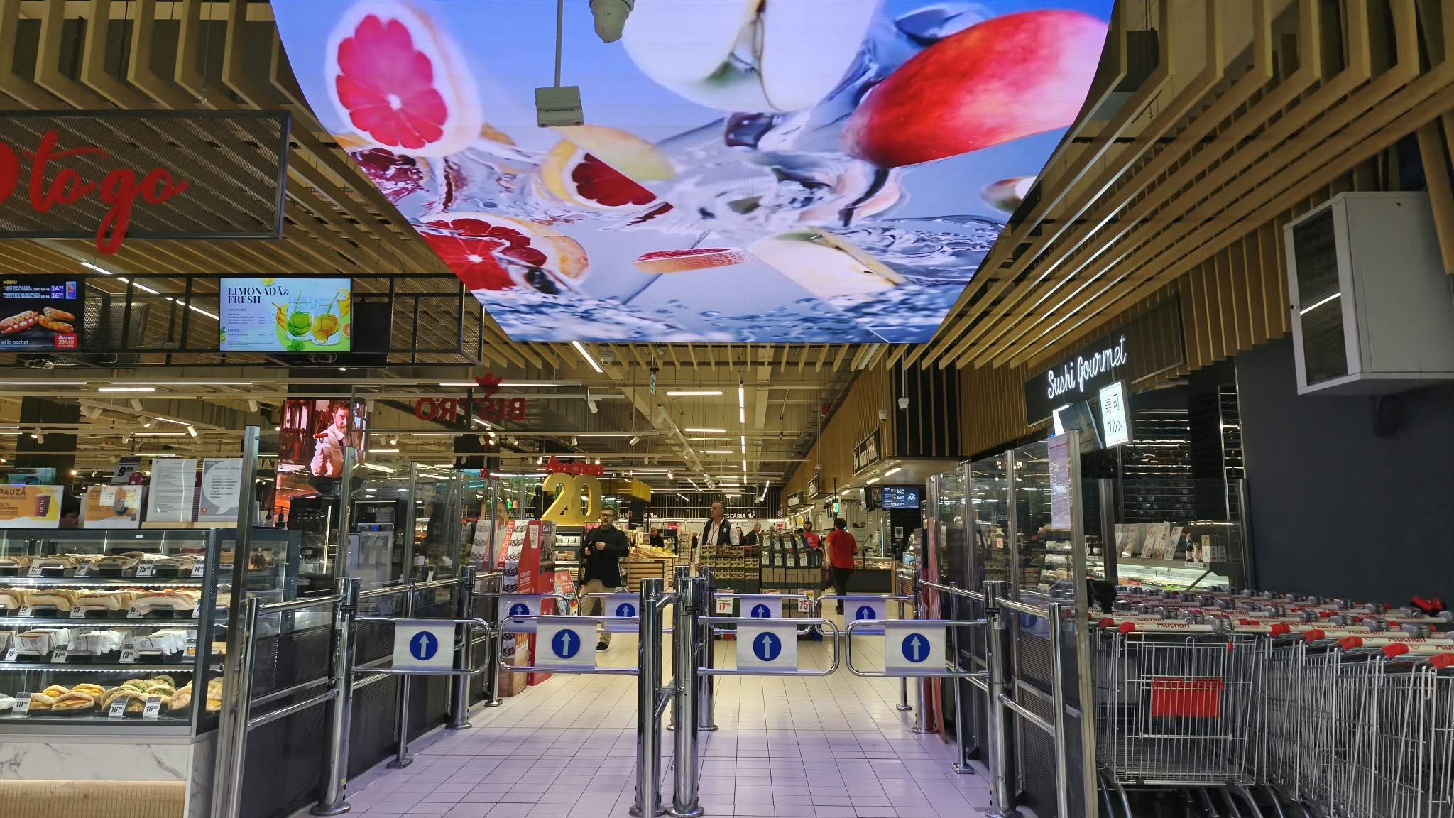 FOTO | Auchan transformă intrarea în hipermarket în experiență imersivă. Cum arată noul concept testat în Drumul Taberei