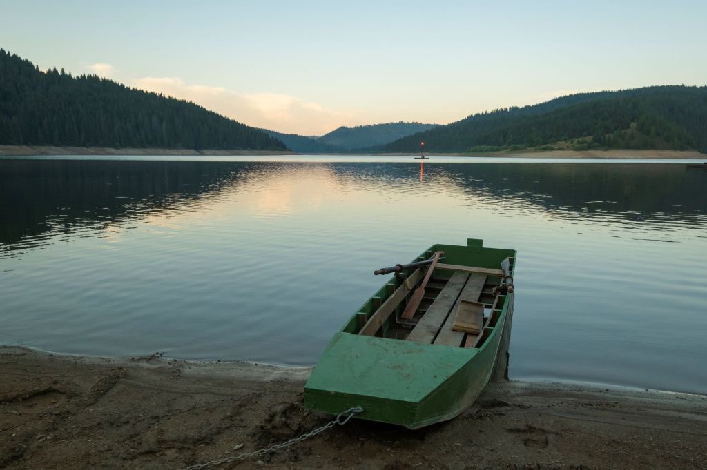 FOTO: Cum arată lacul din România care apare într-un reality show de pe HBO - Imagine 15