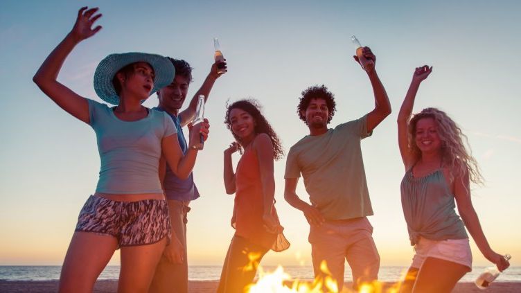 Peste 47.000 de oameni sunt la Neversea pe plaja din Constanta, in prima a zi a festivalului